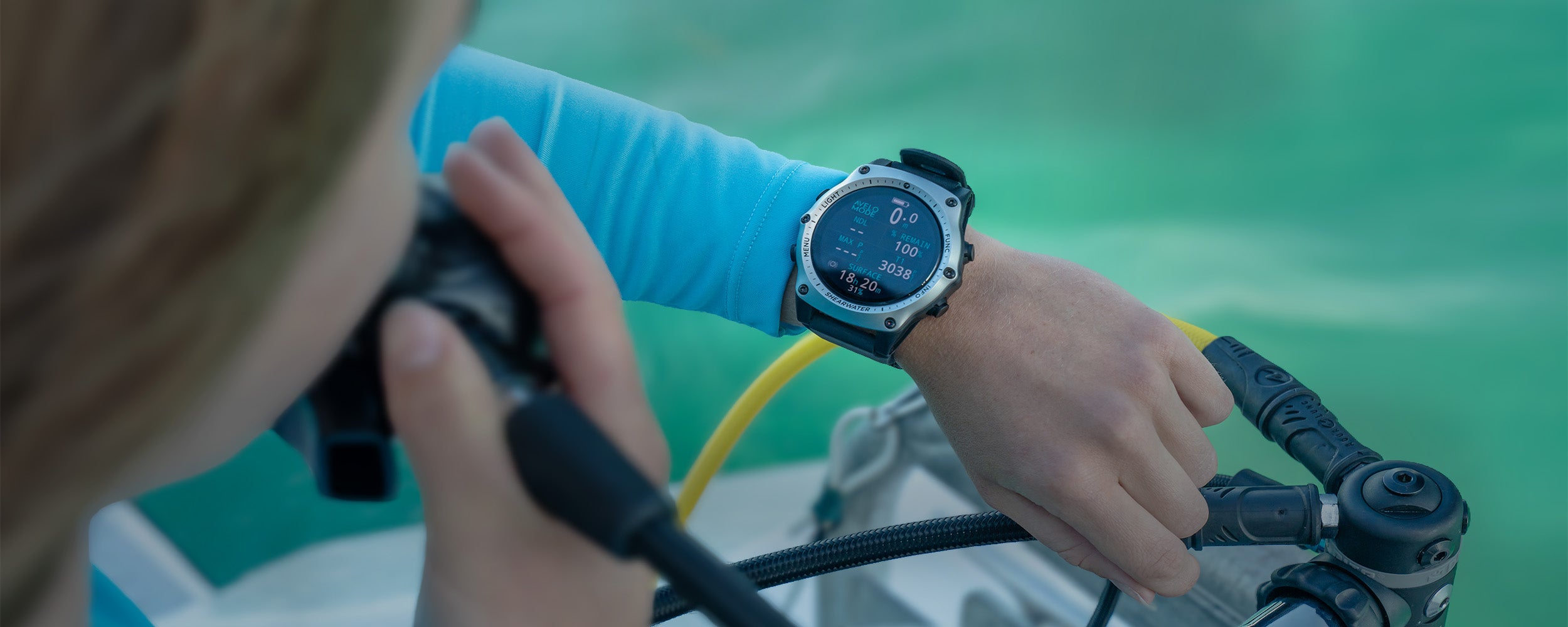 Avelo mode on teric dive computer on divers wrist