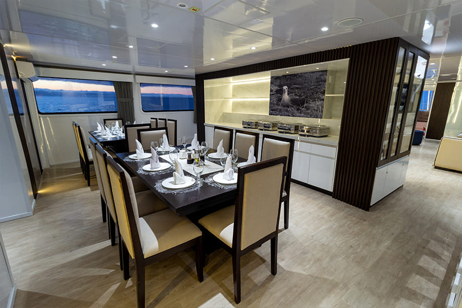 Local flavors are brought to the table to offer an exquisite gastronomic experience. A gourmet chef, with deep knowledge of  Galapagos ingredients, will leave you with unforgettable memories.