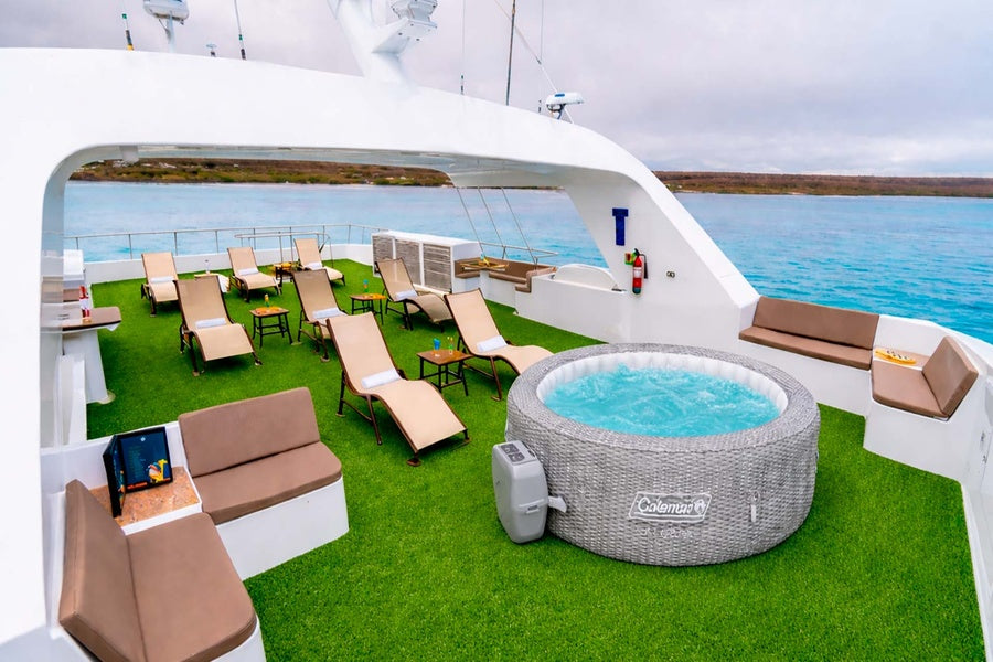 The sundeck is the ideal place to rest and relax in the armchairs or in the spectacular Jacuzzi, enjoying an incredible 360° view.